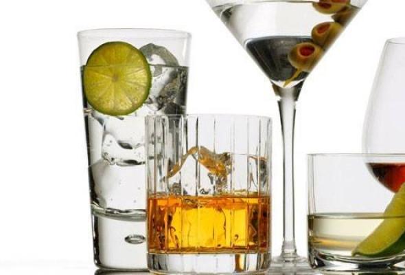 Come l'alcol influisce sul corpo e sul cervello L'alcol e le pillole influenzano il cervello