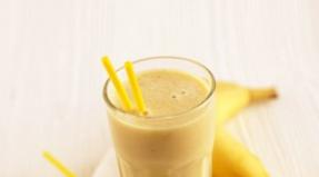 Koktajle proteinowe z bananem i mlekiem: korzyści, przepisy Koktajl z twarogu, mleka i banana