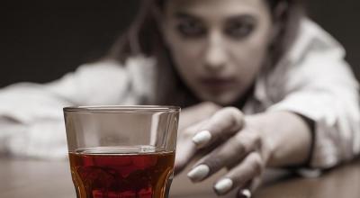 Alkoqol paranoid: əlamətləri, simptomları, növləri və müalicəsi
