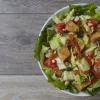 Recepty na saláty se šunkou a krutony Saláty s krutony a šunkou